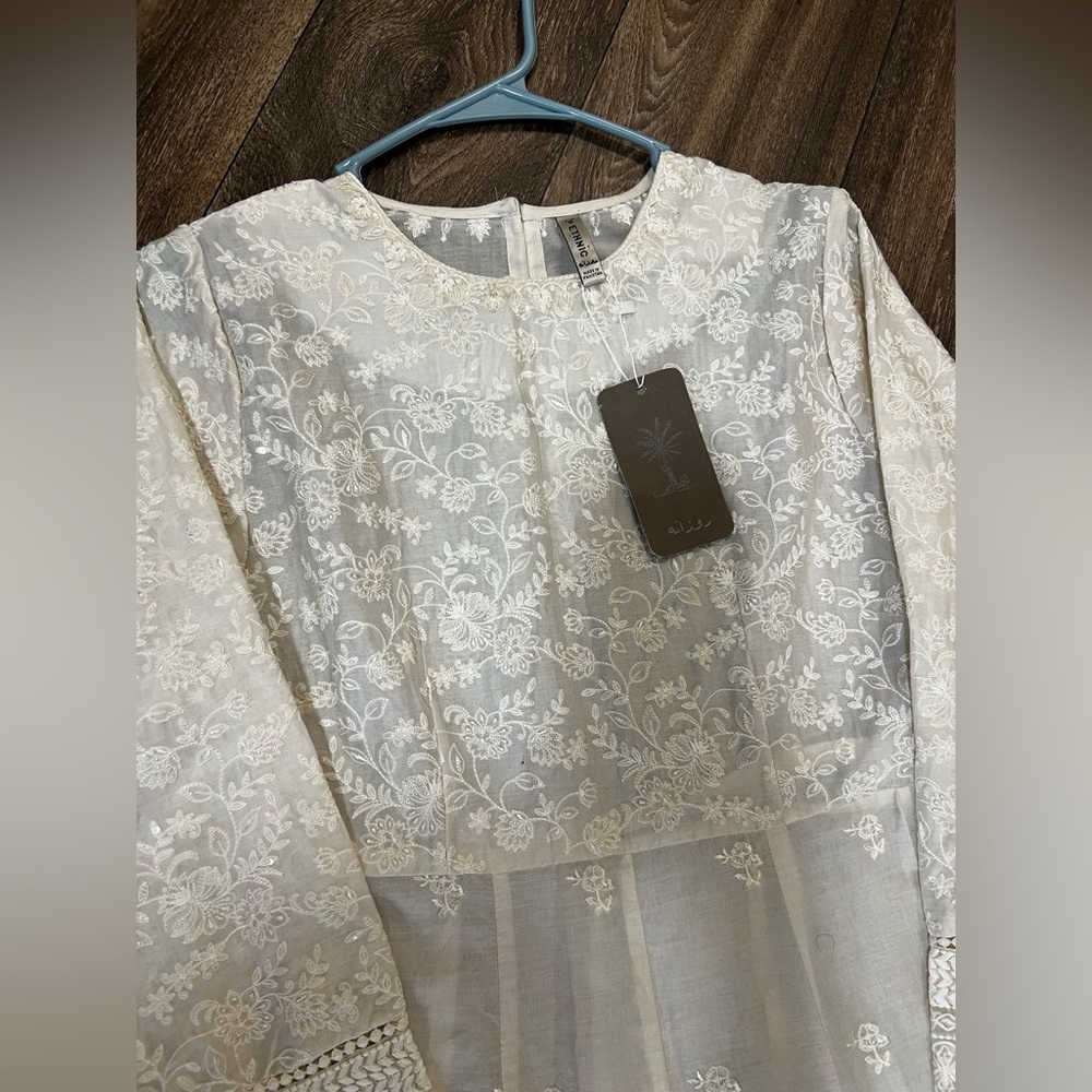 Elegant White Ethnc brand Pakistani Indian dress - Picture 2 of 9